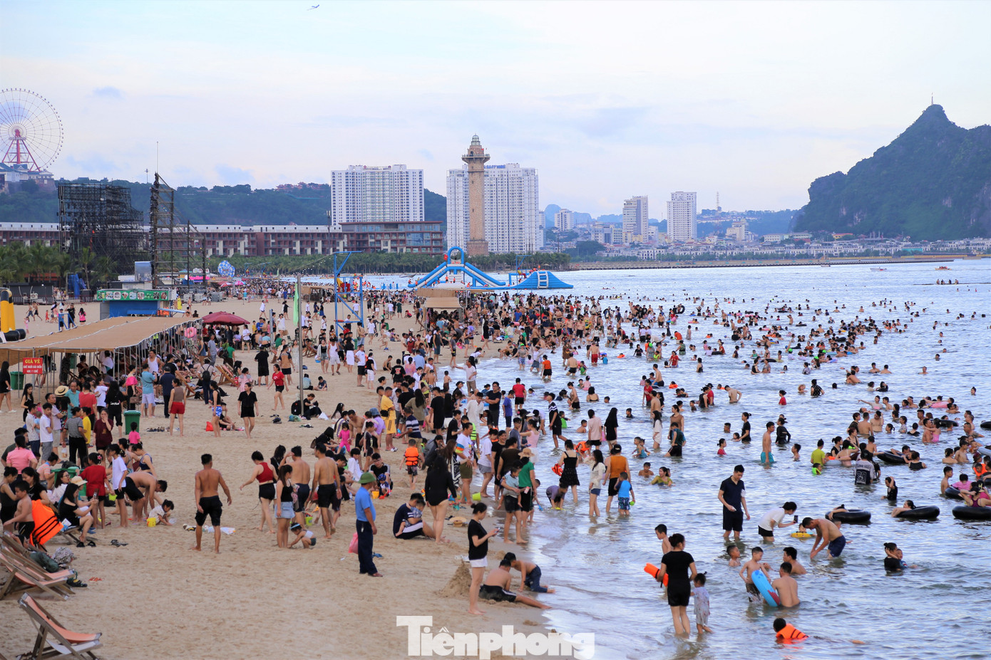 Thời tiết Hạ Long hôm nay có mưa nhẹ, nhưng trời oi bức khiến du khách lựa chọn tắm biển để giải nhiệt.