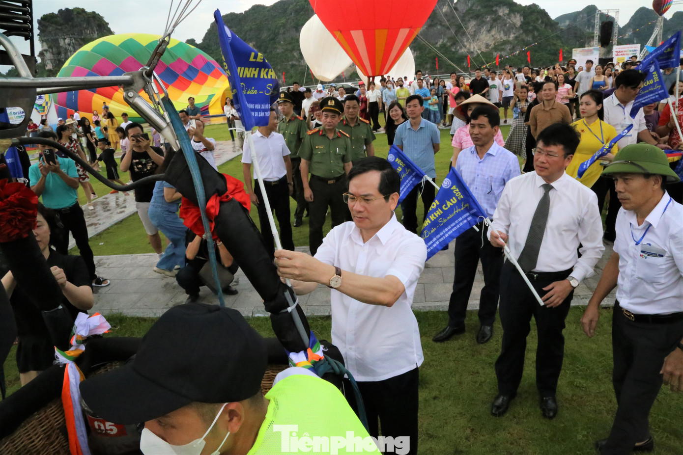 Sự kiện là một trong những hoạt động kỷ niệm 30 năm Di sản thiên nhiên thế giới vịnh Hạ Long. Trong ảnh: Lãnh đạo thành phố gắn cờ di sản lên khinh khí cầu.
