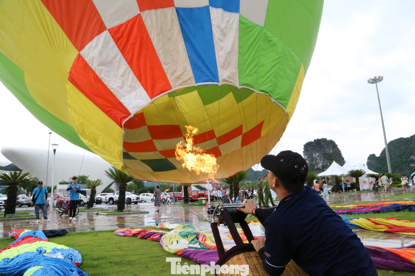 Từ sáng sớm 1/9, tại quảng trường 30/10, TP Hạ Long đã rực rỡ bởi hàng chục quả khinh khí cầu bắt đầu được bơm no khí trước khi bay lên bầu trời.