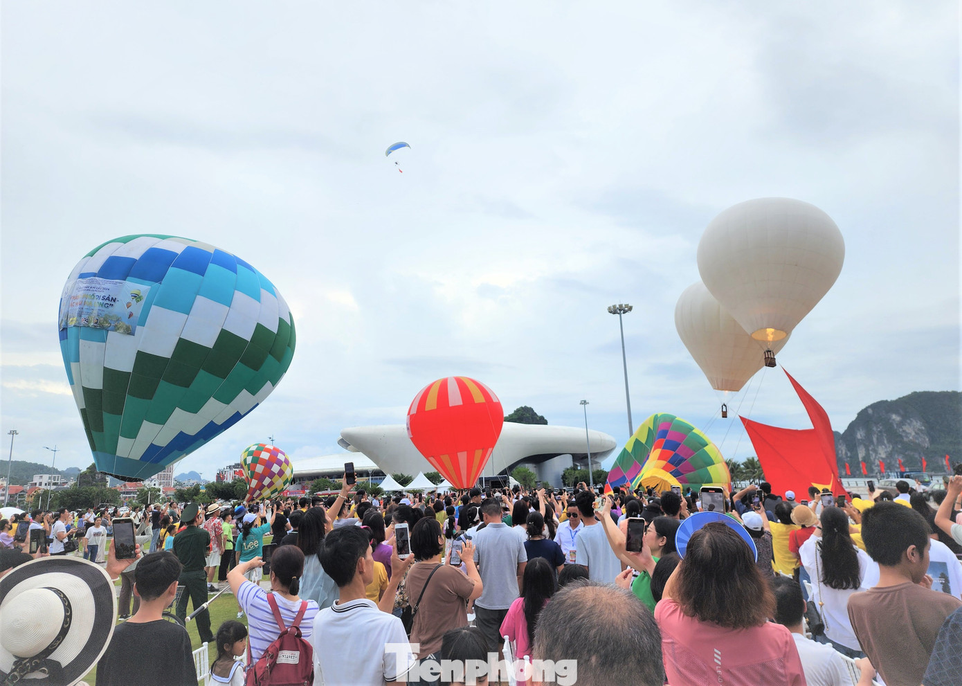Có rất đông người dân đã có mặt từ sáng sớm để trải nghiệm bay khinh khí cầu.