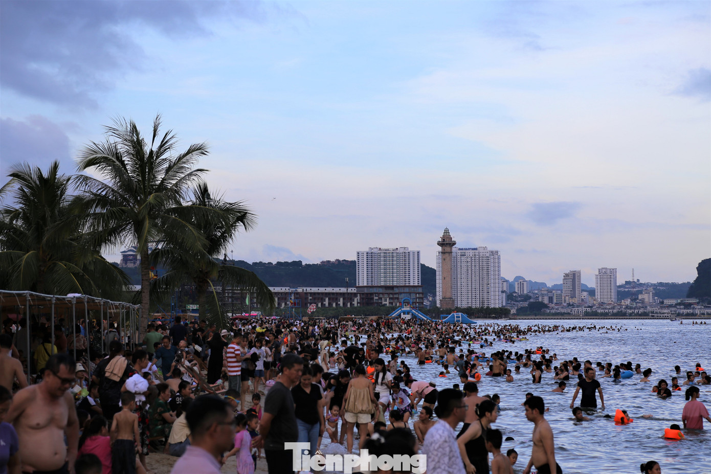 Càng về chiều, lượng khách đổ về bãi tắm càng đông.