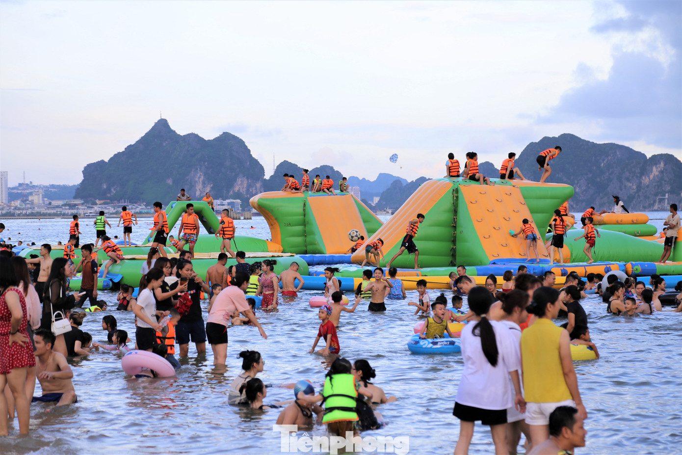 Kỳ nghỉ lễ năm nay, TP Hạ Long tổ chức nhiều sự kiện thu hút khách du lịch như Lễ hội khinh khí cầu, thả đèn hoa đăng, âm nhạc đường phố...