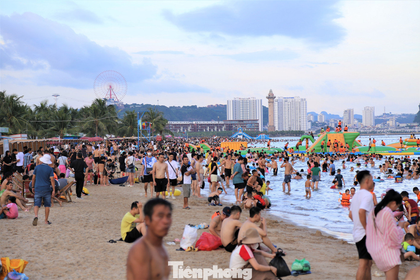 Càng về chiều, lượng người đổ về bãi tắm này càng đông hơn.