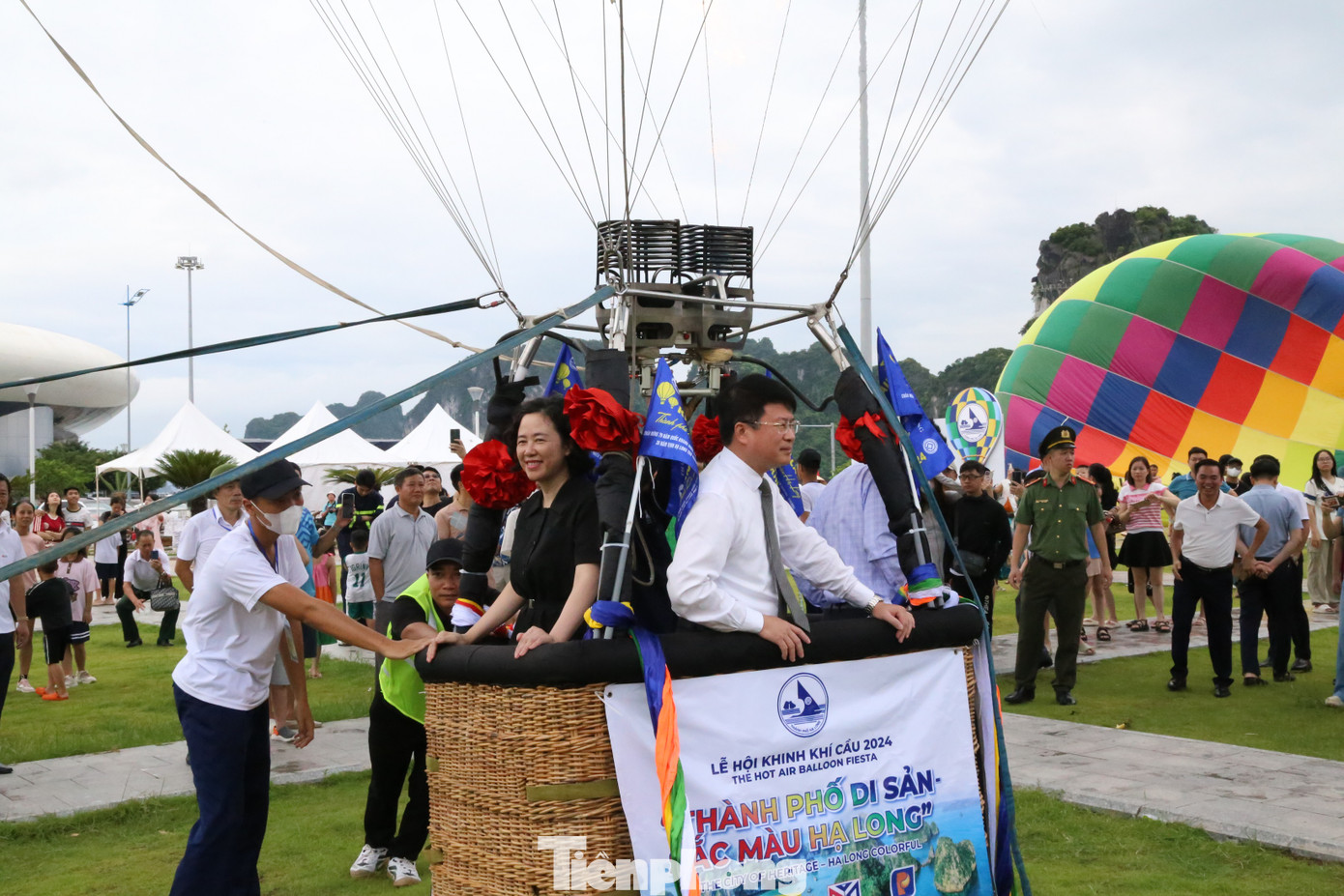 Sự kiện cũng là hoạt động quảng bá, kích cầu và phát triển du lịch, khơi dậy tiềm năng, thế mạnh nổi trội, giới thiệu các điểm đến hấp dẫn trên địa bàn thành phố Hạ Long, hiện thực hóa mục tiêu thu hút trên 10 triệu lượt khách du lịch đến thành phố Hạ Long trong năm 2024.
