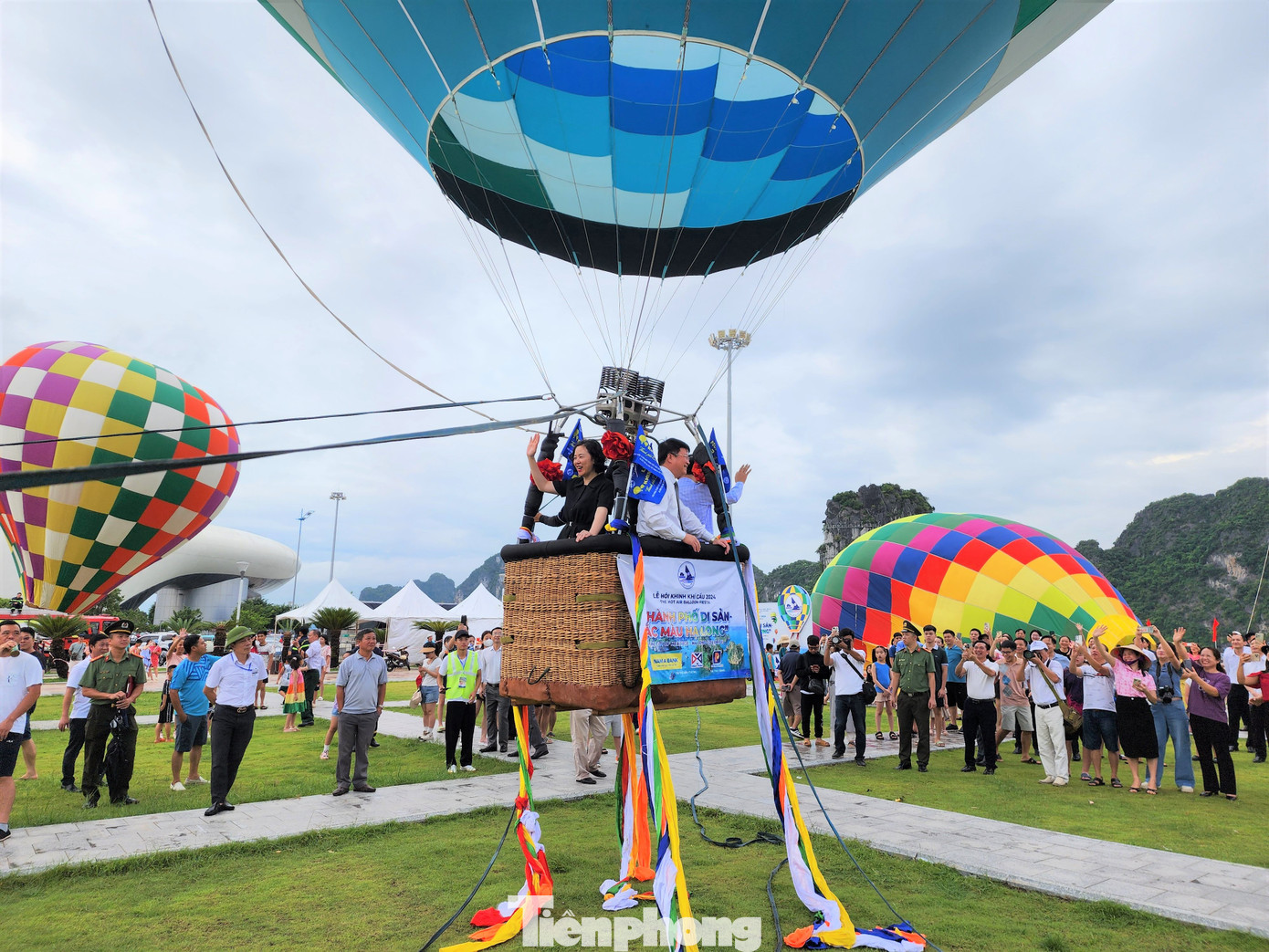 Du khách và nhân dân sẽ được phát vé trải nghiệm khinh khí cầu miễn phí.