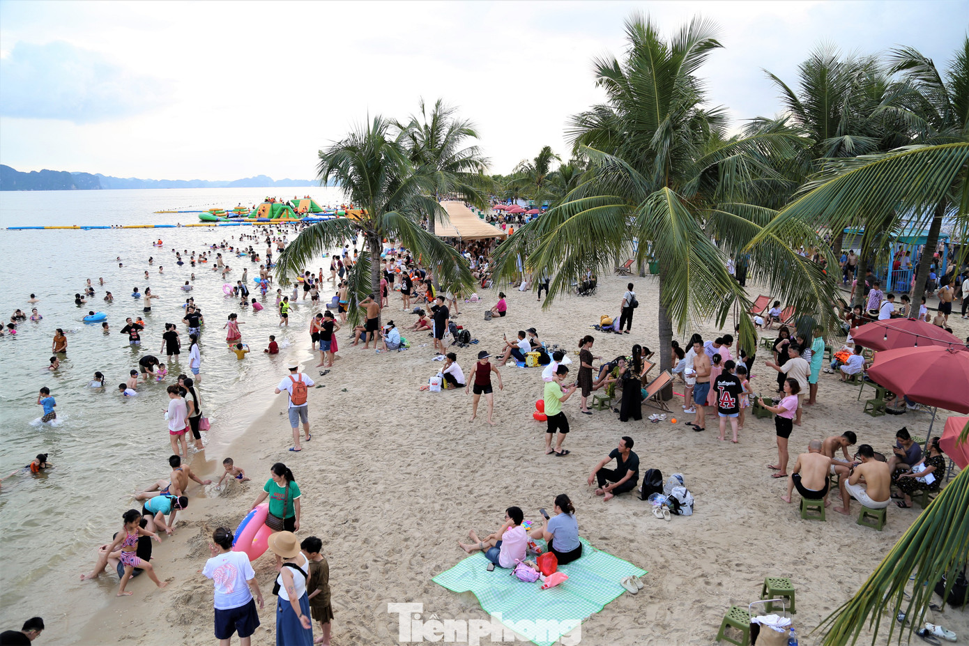 Từ khoảng 15h chiều, hàng nghìn người đã ra bãi tắm Bãi Cháy, TP Hạ Long để tắm biển.