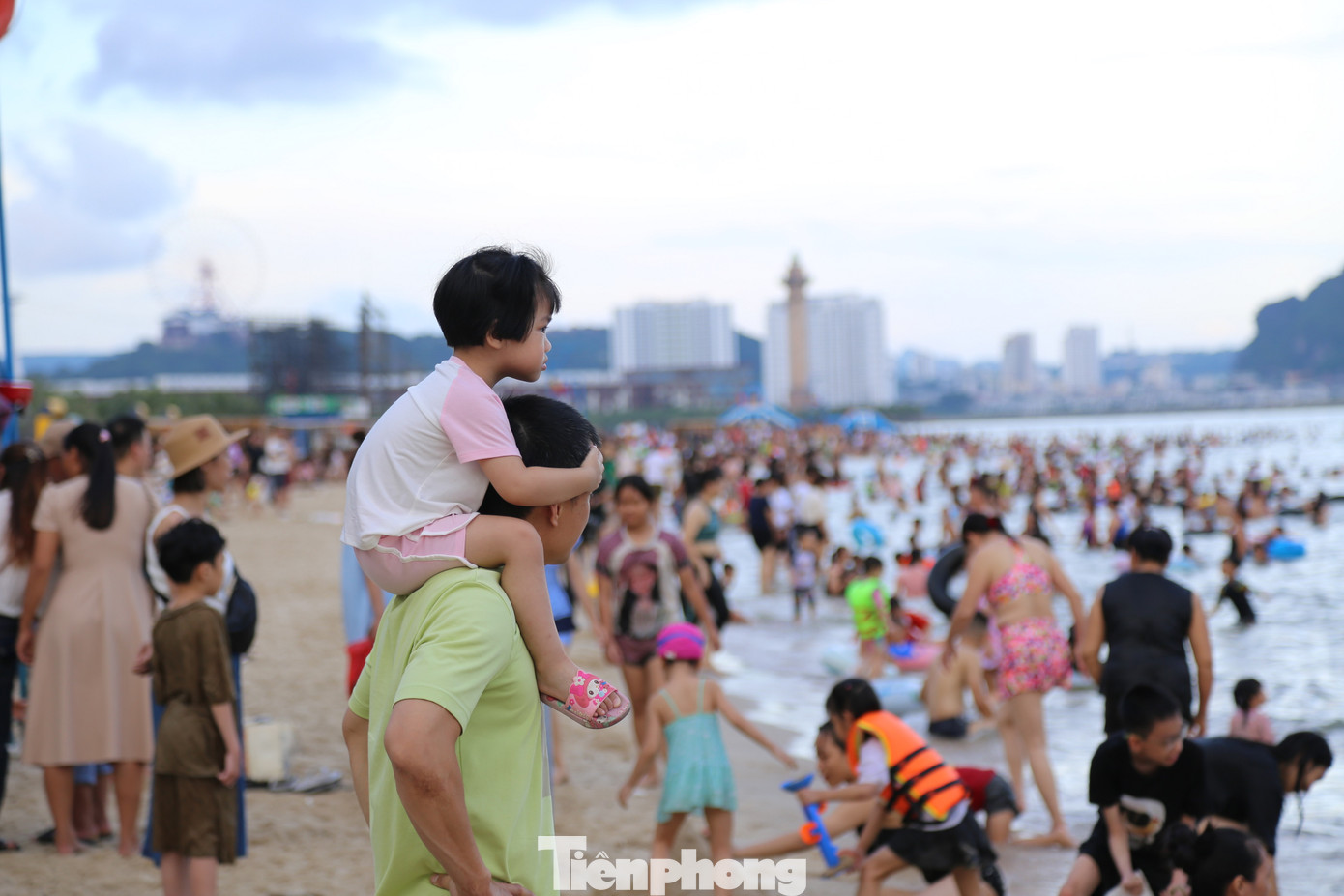 Thành phố đang tăng cường kiểm tra, kiểm soát, xử lý nghiêm các trường hợp vi phạm về niêm yết giá, thực hiện giá theo niêm yết, vệ sinh an toàn thực phẩm, vệ sinh môi trường, phòng cháy, chữa cháy và an ninh trật tự, trật tự an toàn giao thông mang đến cho du khách một kỳ nghỉ an toàn và ấn tượng.