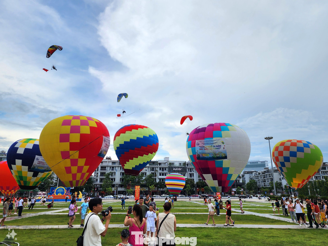 Với sự tham gia của đội dù lượn, không khí lễ hội khinh khí cầu thêm phần sôi động.