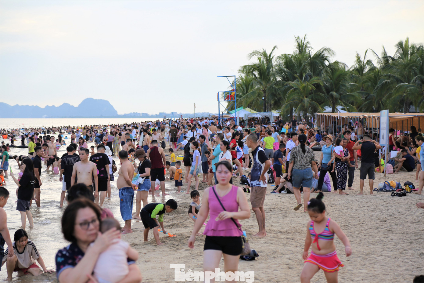 "Đoàn chúng tôi quyết định dành trọn 3 ngày nghỉ lễ để đi tham quan Vịnh Hạ Long và trải nghiệm những món ăn ngon của thành phố biển này", anh Nguyễn Trường Giang (du khách TPHCM) chia sẻ.