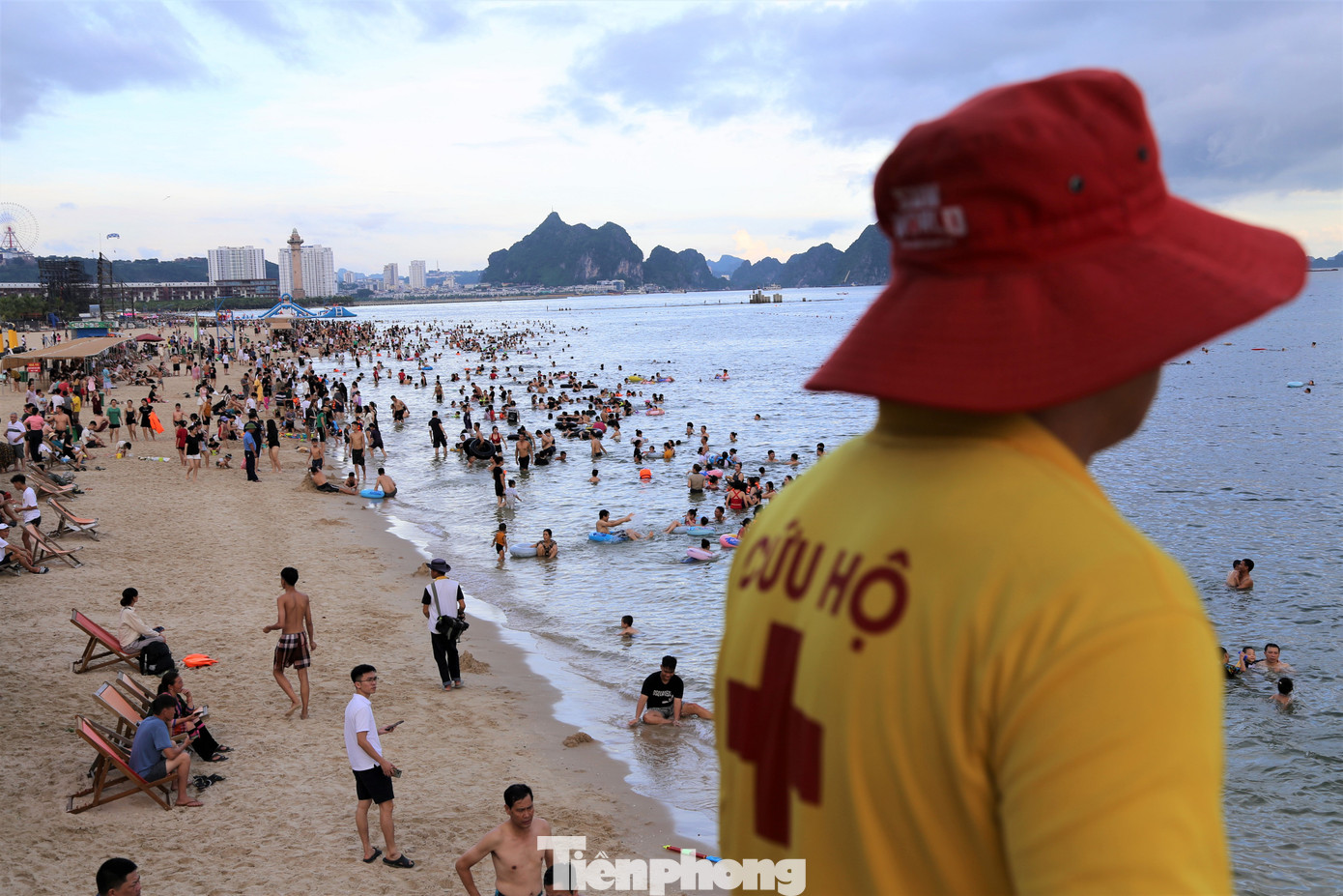 Đến khoảng 16h, khu vực biển Bãi Cháy đã đông hơn, lực lượng cứu hộ ứng trực 100% quân số.