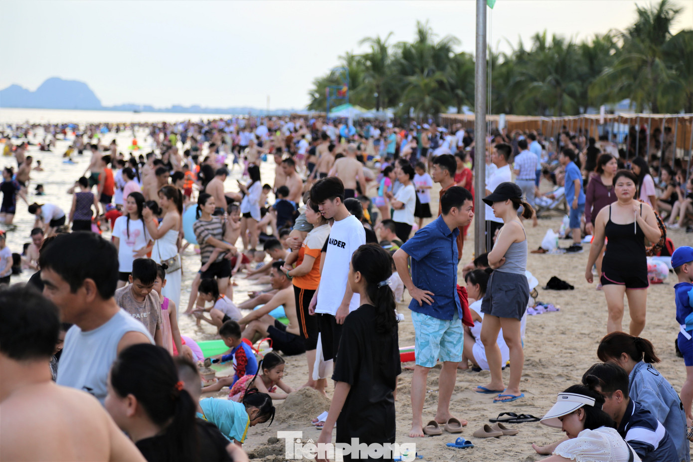 Ngay trong ngày đầu của kỳ nghỉ lễ, Bảo tàng Quảng Ninh đón trên 3.000 lượt khách. Vịnh Hạ Long là trên 9.000 lượt khách (tăng gấp đôi ngày thường trước nghỉ lễ). Dự kiến con số này sẽ tăng cao trong ngày nghỉ lễ thứ 2.