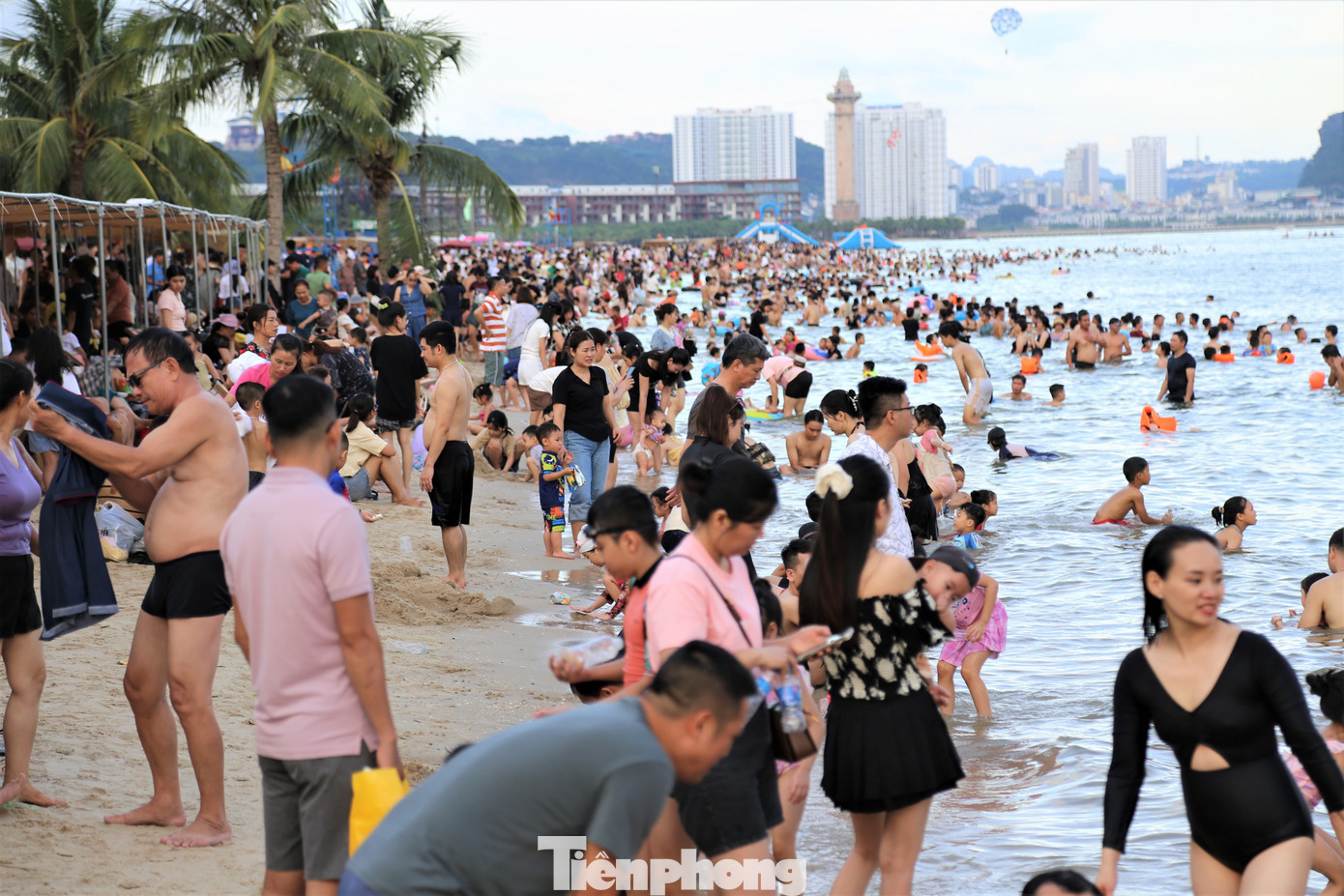 Theo báo cáo nhanh của thành phố Hạ , từ 31/8 -2/9, các khách sạn từ 3 sao trở lên đã gần như kín phòng đặt, phân khúc còn lại đạt khoảng 85-90%.