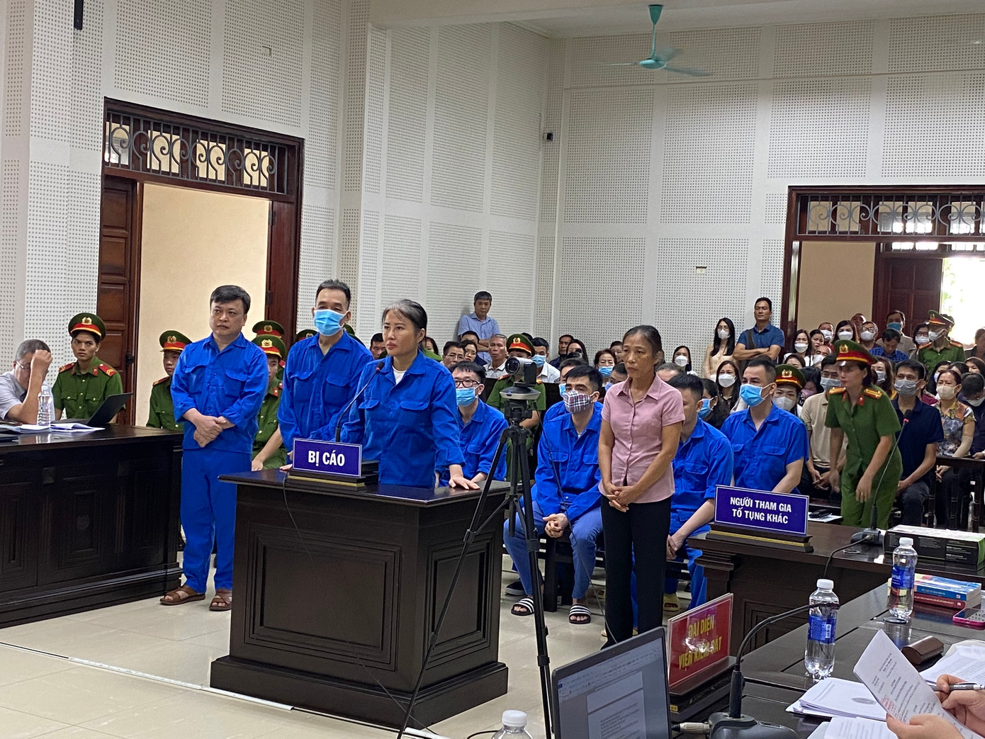 Bị cáo, Hoàng Thị Thúy Nga từng bị tuyên phạt tổng 20 năm tù ở những vụ án trước đó.