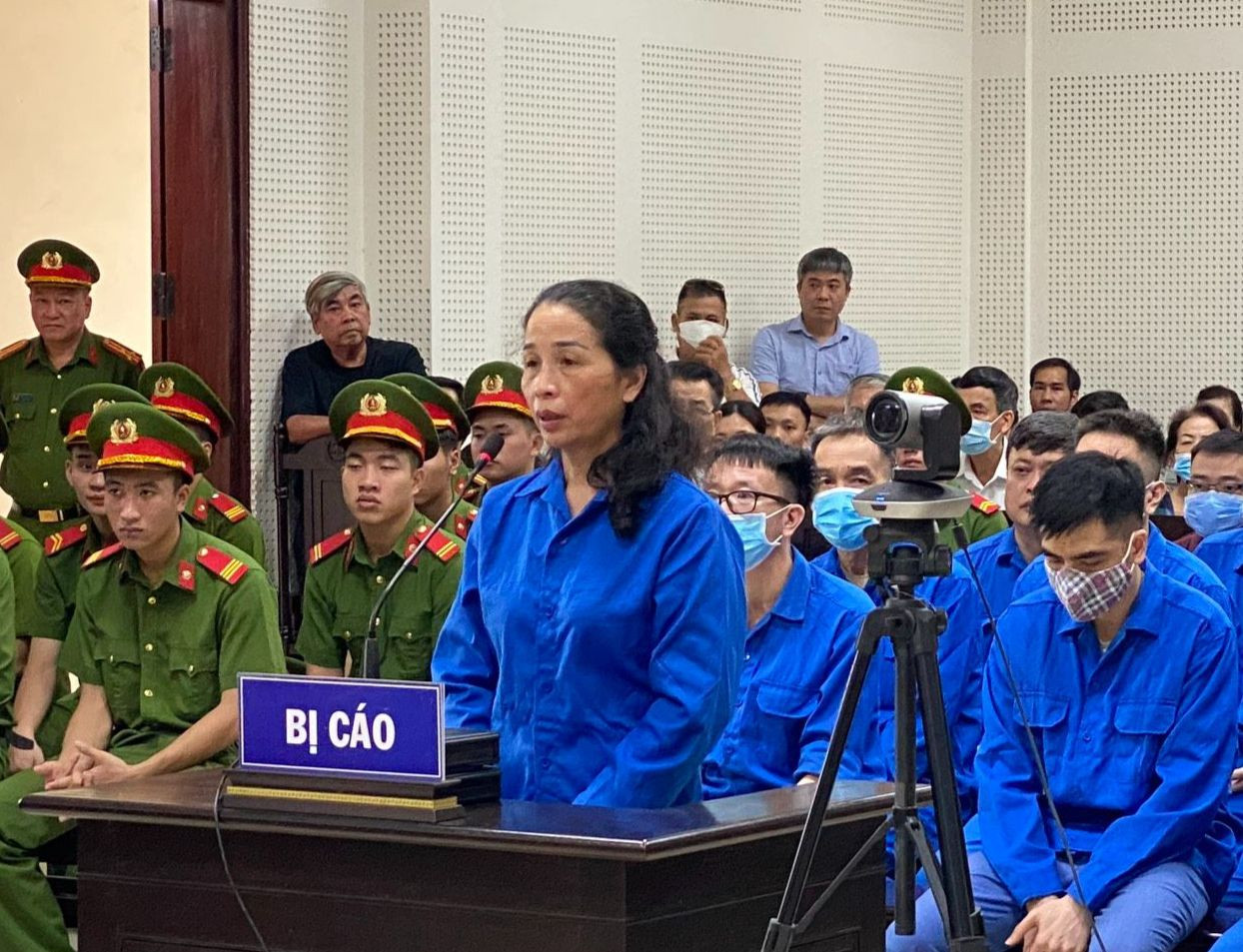 Bị cáo Vũ Liên Oanh cùng các đồng phạm tại tòa. Bị cáo Vũ Liên Oanh cùng các đồng phạm tại tòa.