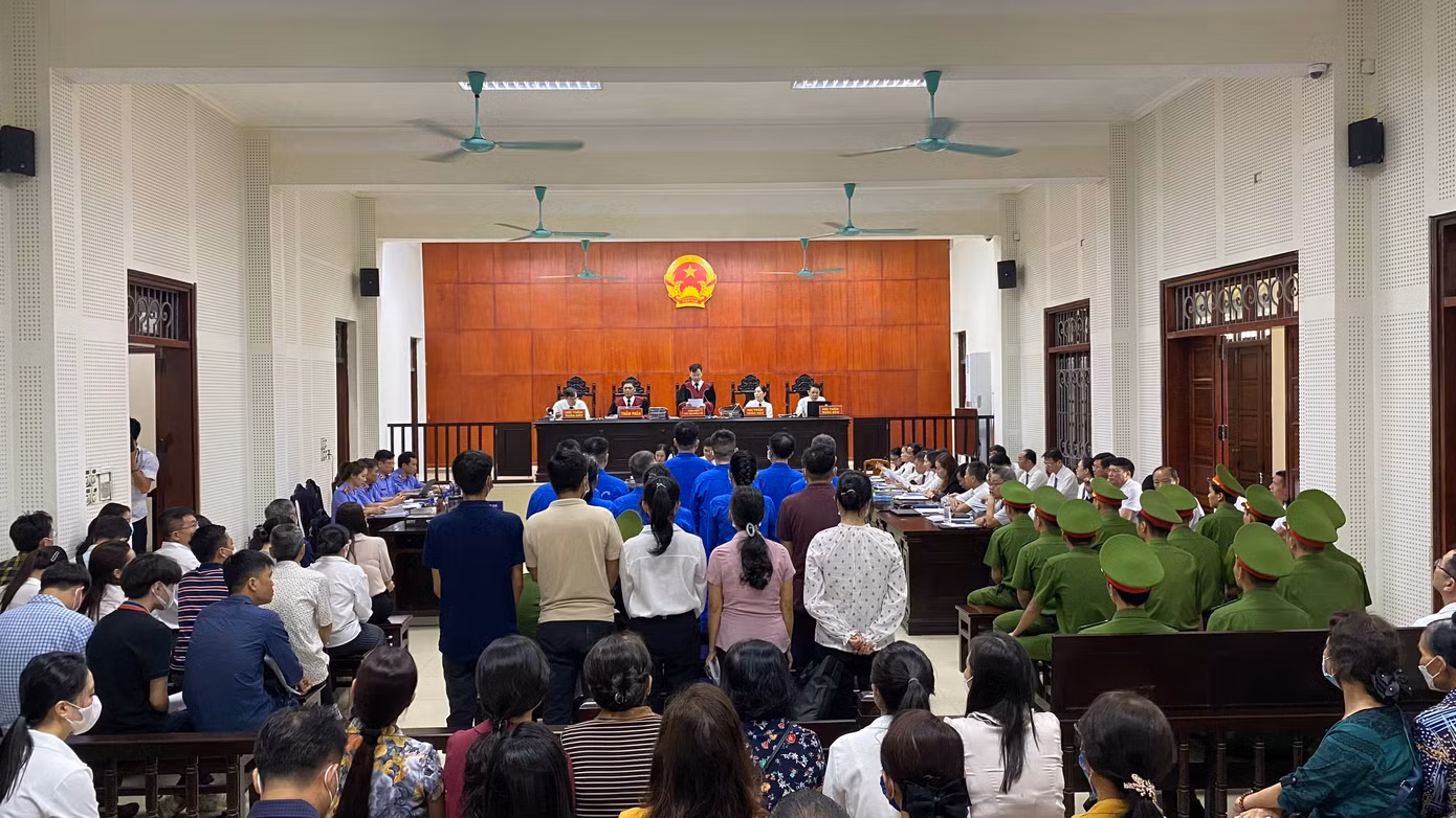 Phiên tòa có 17 bị cáo bị đưa ra xét xử vì có liên quan đến các gói thầu của Sở GD-ĐT tỉnh Quảng Ninh. Phiên tòa có 17 bị cáo bị đưa ra xét xử vì có liên quan đến các gói thầu của Sở GD-ĐT tỉnh Quảng Ninh.