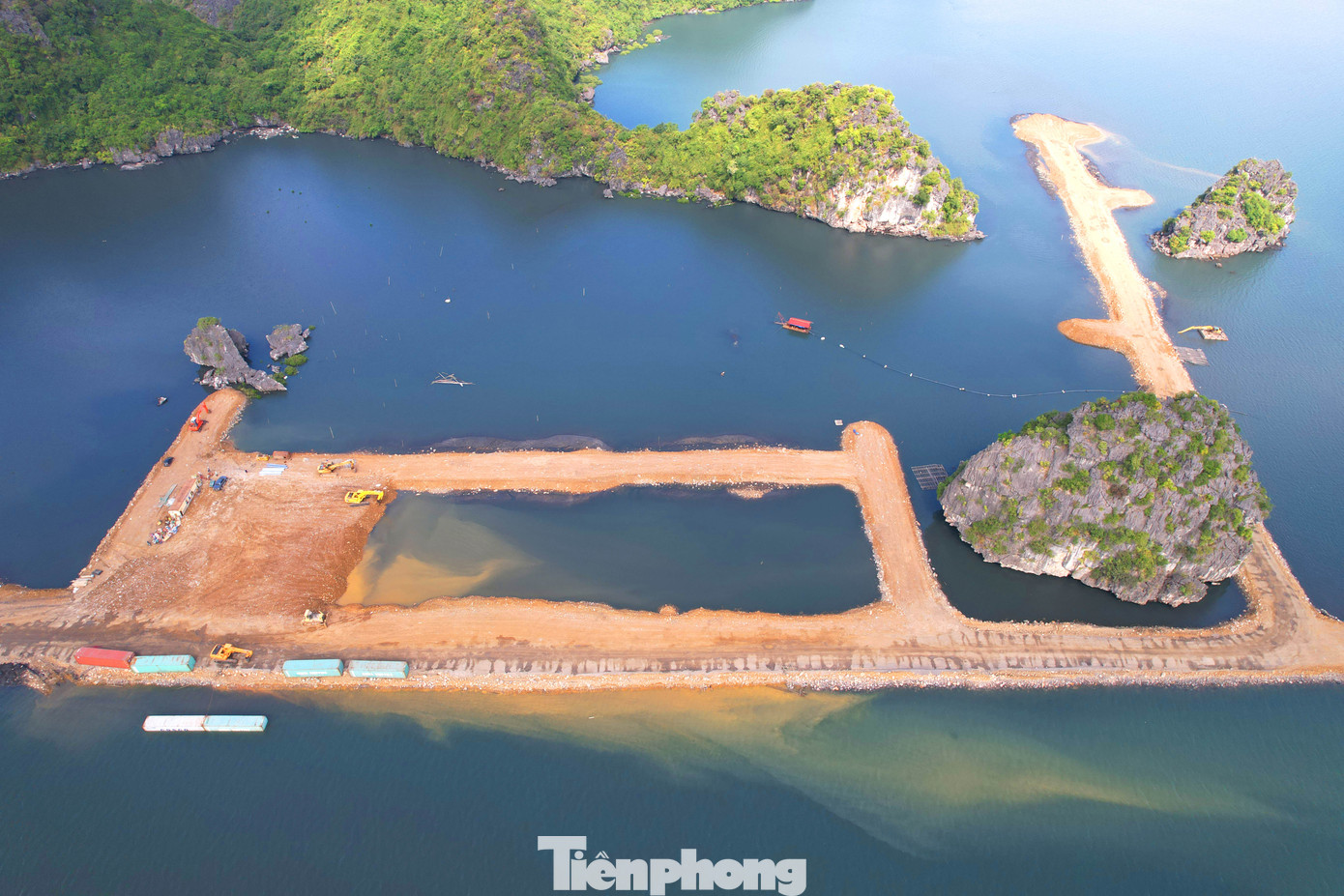 Dự án Khu đô thị 10B đổ đất san lấp nhưng không có biện pháp bảo vệ môi trường vịnh Hạ Long. Dự án Khu đô thị 10B đổ đất san lấp nhưng không có biện pháp bảo vệ môi trường vịnh Hạ Long.