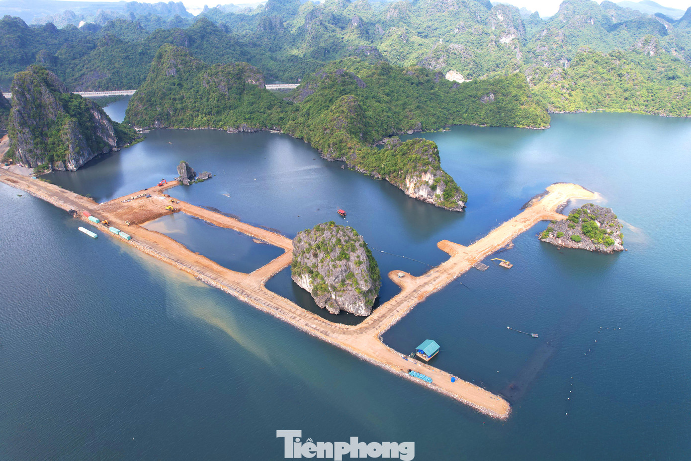 Việc lấn vịnh làm thay đổi cảnh quan vịnh Hạ Long. Việc lấn vịnh làm thay đổi cảnh quan vịnh Hạ Long.