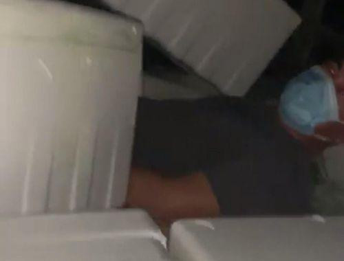 Lực lượng chức năng phát hiện người trốn trong thùng xe chở hàng hòng qua chốt kiểm dịch Lực lượng chức năng phát hiện người trốn trong thùng xe chở hàng hòng qua chốt kiểm dịch