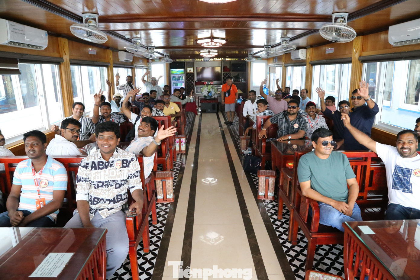 Thời gian gần đây, vịnh Hạ Long trở thành một điểm đến ưa thích của du khách Ấn Độ. Đặc biệt, có 2 đám cưới của giới nhà giàu Ấn Độ được tổ chức tại Hạ Long, với mỗi đám cưới có từ 300-400 khách tham dự.