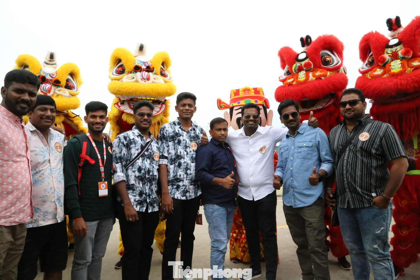 Đoàn khách đa số là nam giới. Họ đều là nhân viên của một công ty dược lớn của Ấn Độ có nhà máy, chi nhánh ở Ấn Độ và một số nước. Chủ công ty này là một tỷ phú của Ấn Độ.