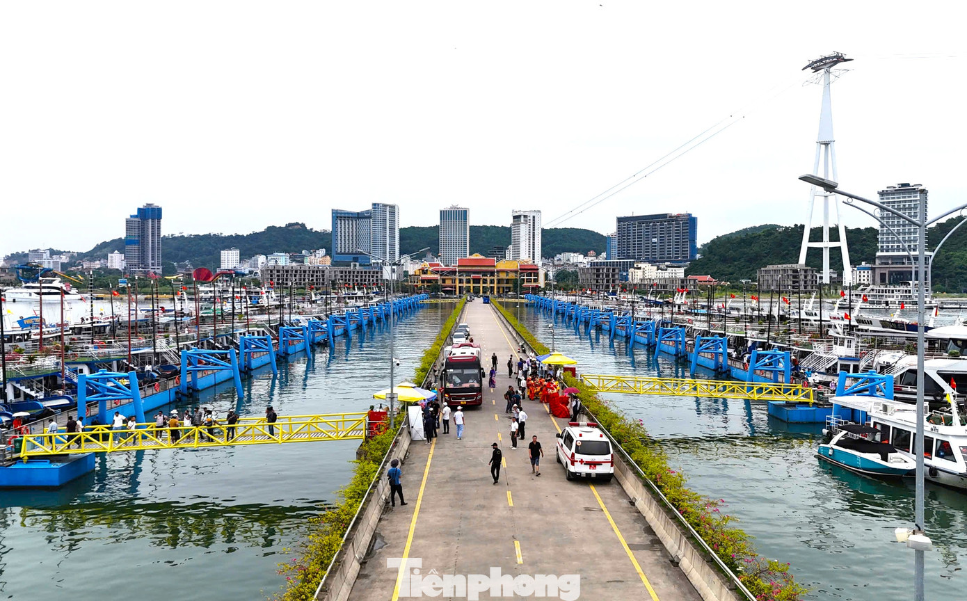 Khoảng 10h30, những chuyến xe đầu tiên chở đoàn hơn 1.300 du khách Ấn Độ có mặt tại Cảng tàu quốc tế Hòn Gai, TP. Hạ Long, Quảng Ninh để làm thủ tục tham quan vịnh Hạ Long.