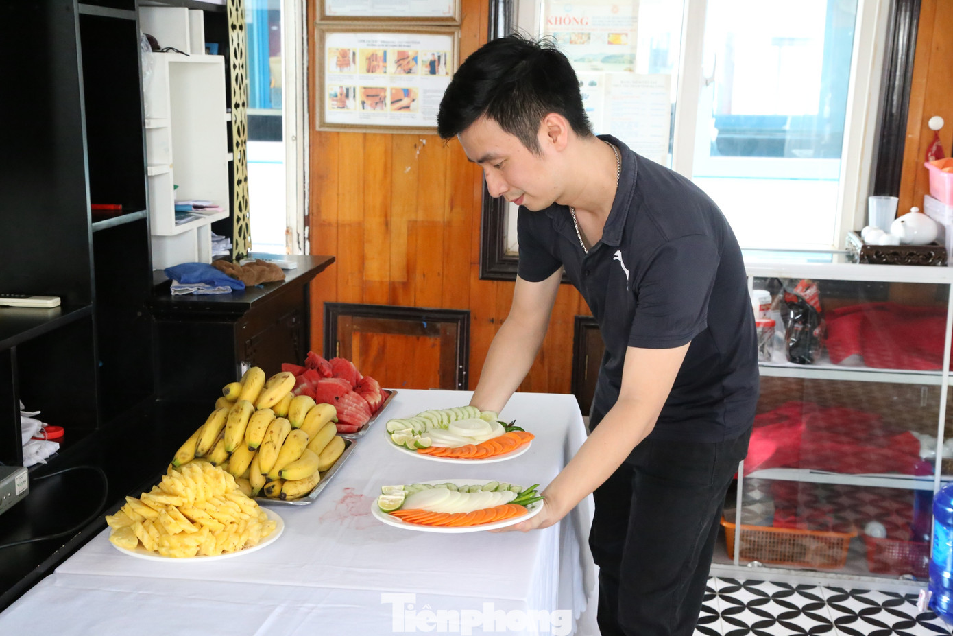 Từ sáng sớm, các nhân viên trên tàu du lịch đã chuẩn bị các loại trái cây, thức ăn, nước uống cho đoàn khách suốt chuyến hành trình trên vịnh.