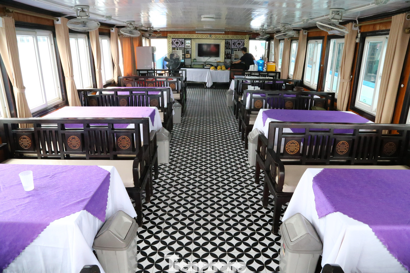 Các tàu du lịch được bố trí nhân viên phục vụ, hướng dẫn viên và cả người chuyên trách phục vụ các món ăn Ấn Độ.