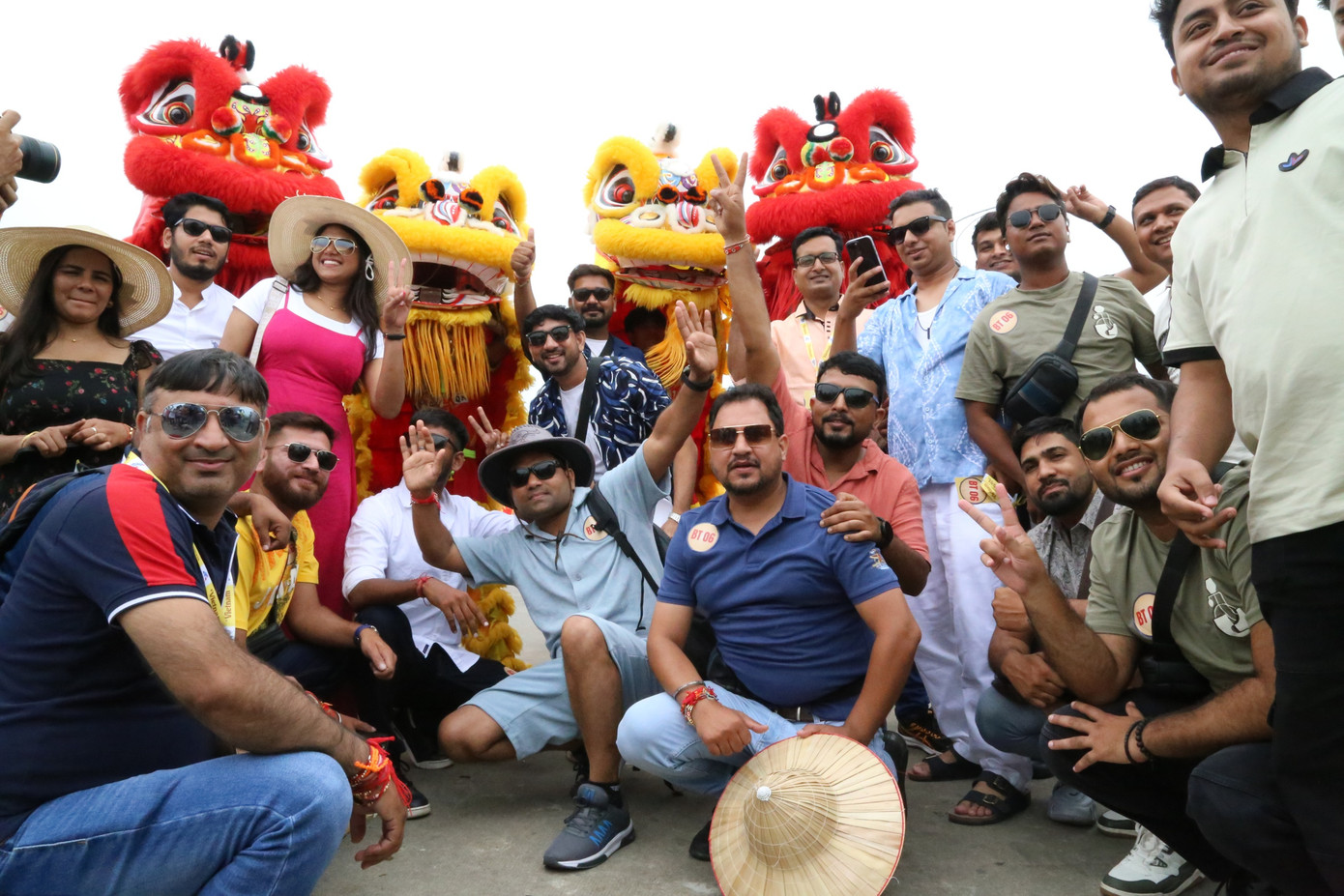 "Đây là lần đầu tiên tôi đến Việt Nam, rất nhiều lần được nghe đến vịnh Hạ Long và hôm nay tôi rất vui khi được khám phá vẻ đẹp của di sản này", nam du khách Raju bày tỏ.