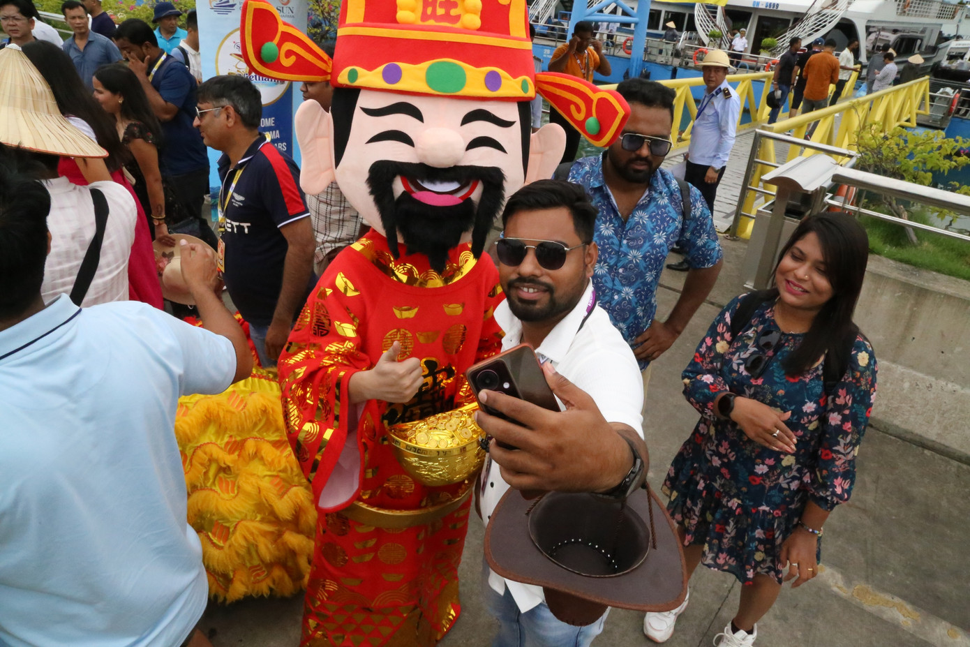 Trong chuyến hành trình thăm vịnh Hạ Long, các nhà tàu sẽ chiêu đãi du khách bia Hạ Long với mong muốn quảng bá hình ảnh và con người Quảng Ninh thân thiện mến khách.