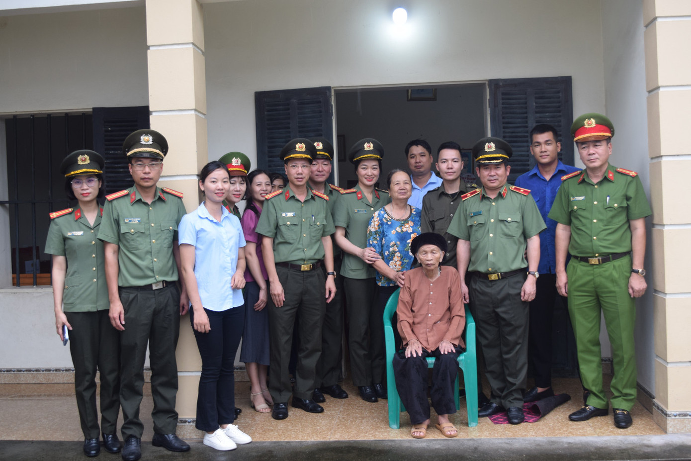 Lãnh đạo Công an Tỉnh Quảng Ninh chụp ảnh lưu niệm với gia đình Mẹ Việt Nam anh hùng Dương Thị Thích. Lãnh đạo Công an Tỉnh Quảng Ninh chụp ảnh lưu niệm với gia đình Mẹ Việt Nam anh hùng Dương Thị Thích.