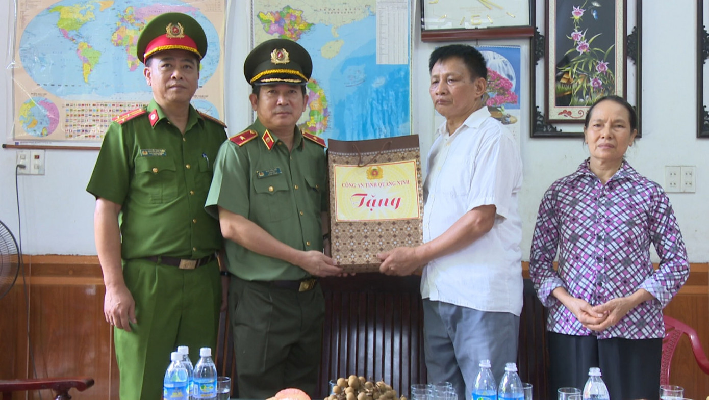 Thiếu tướng Đinh Văn Nơi tặng quà thân nhân gia đình liệt sĩ Công an nhân dân Bùi Văn Bình. Thiếu tướng Đinh Văn Nơi tặng quà thân nhân gia đình liệt sĩ Công an nhân dân Bùi Văn Bình.