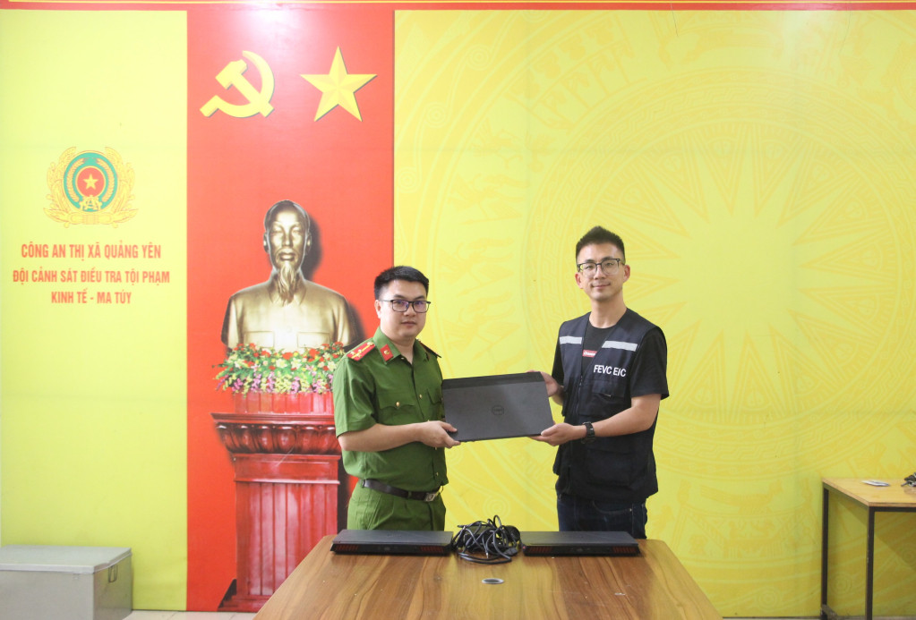 Công an TX Quảng Yên trao trả tài sản cho người đại diện Công ty TNHH Năng lượng & linh kiện EV FOXCONN (Việt Nam). Công an TX Quảng Yên trao trả tài sản cho người đại diện Công ty TNHH Năng lượng & linh kiện EV FOXCONN (Việt Nam).