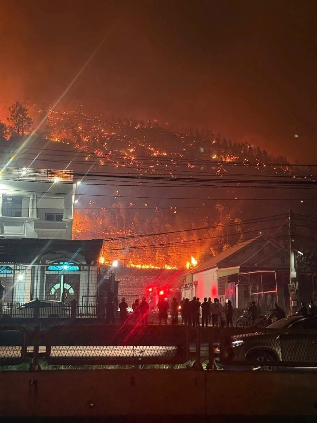 Ngọn lửa bùng phát nhanh đang có nguy cơ gây cháy nhà dân.