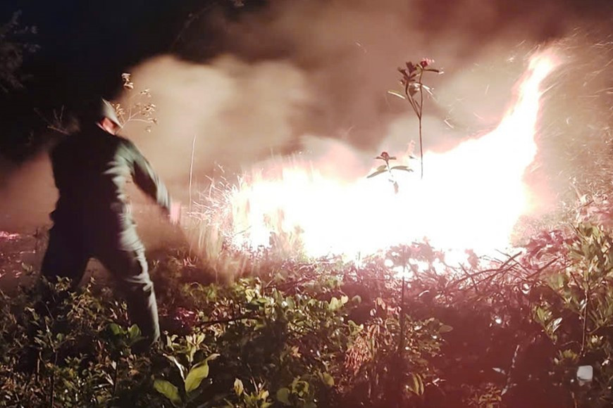 Lực lượng chức năng tích cực dập lửa.