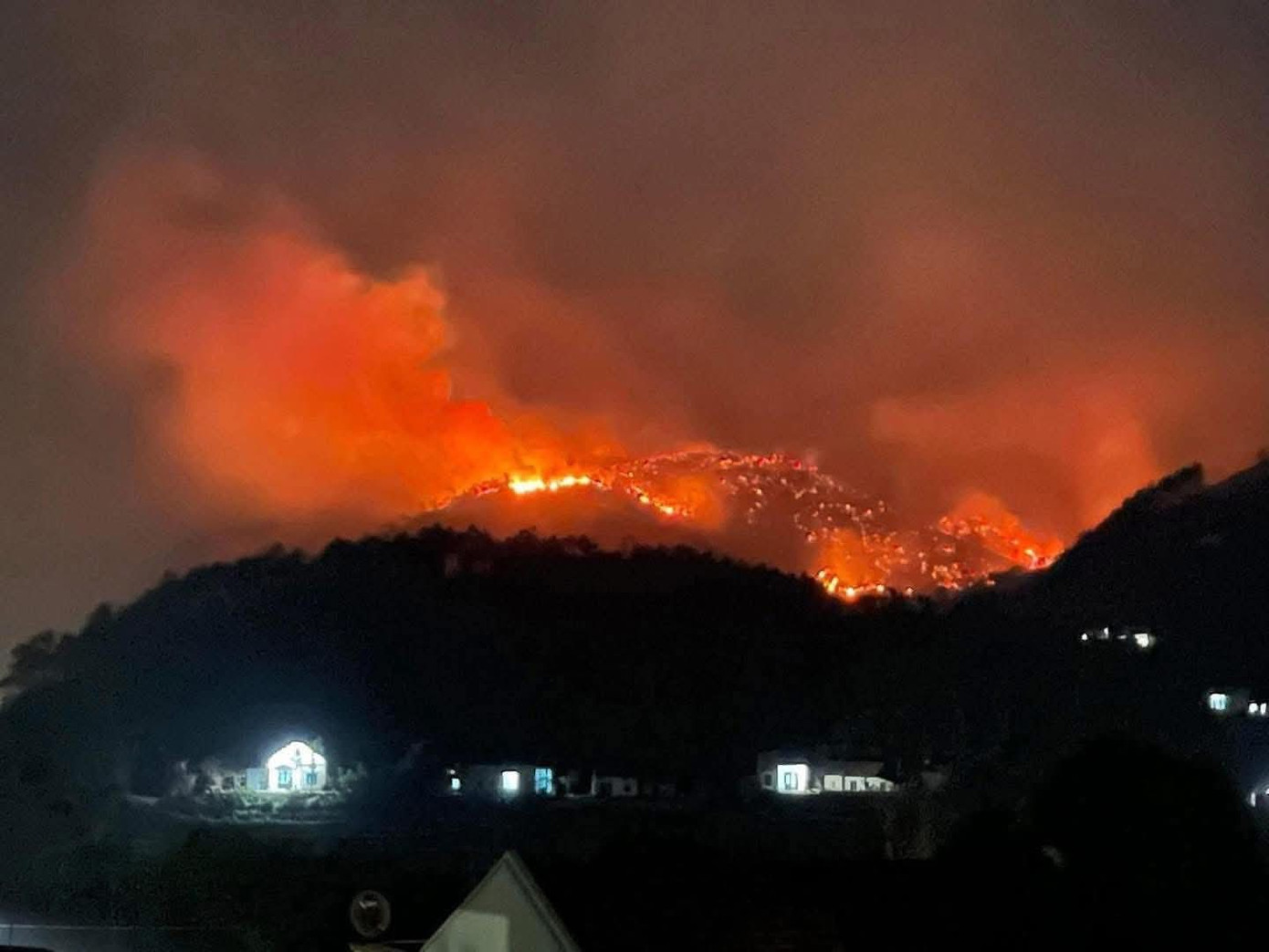 Cả ngọn đồi đỏ rực như núi lửa phun trào.