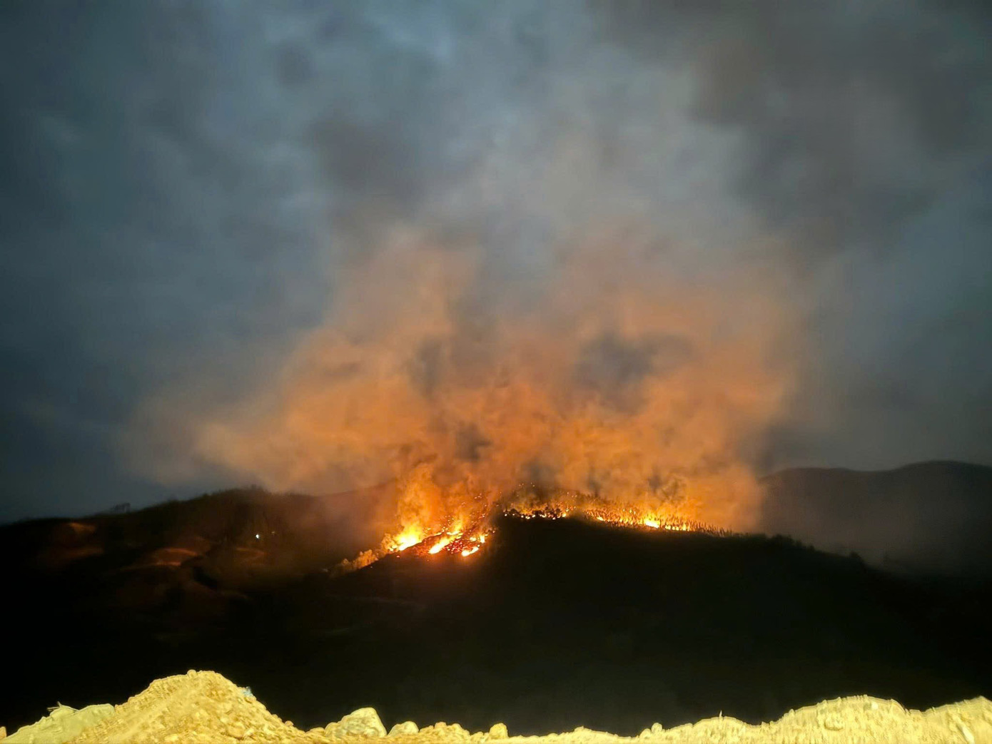 Lực lượng chức năng đã huy động khoảng gần 400 người tham gia chữa cháy.