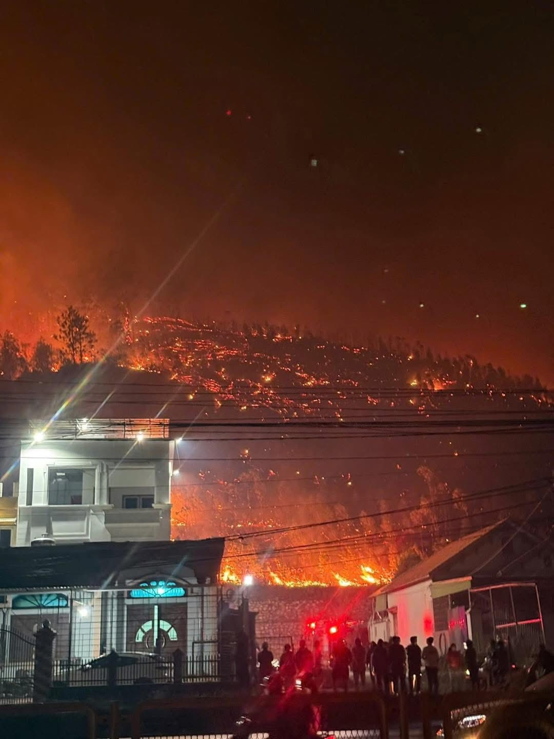 Đám cháy khu vực Đại Yên, TP Hạ Long đêm 12/4.