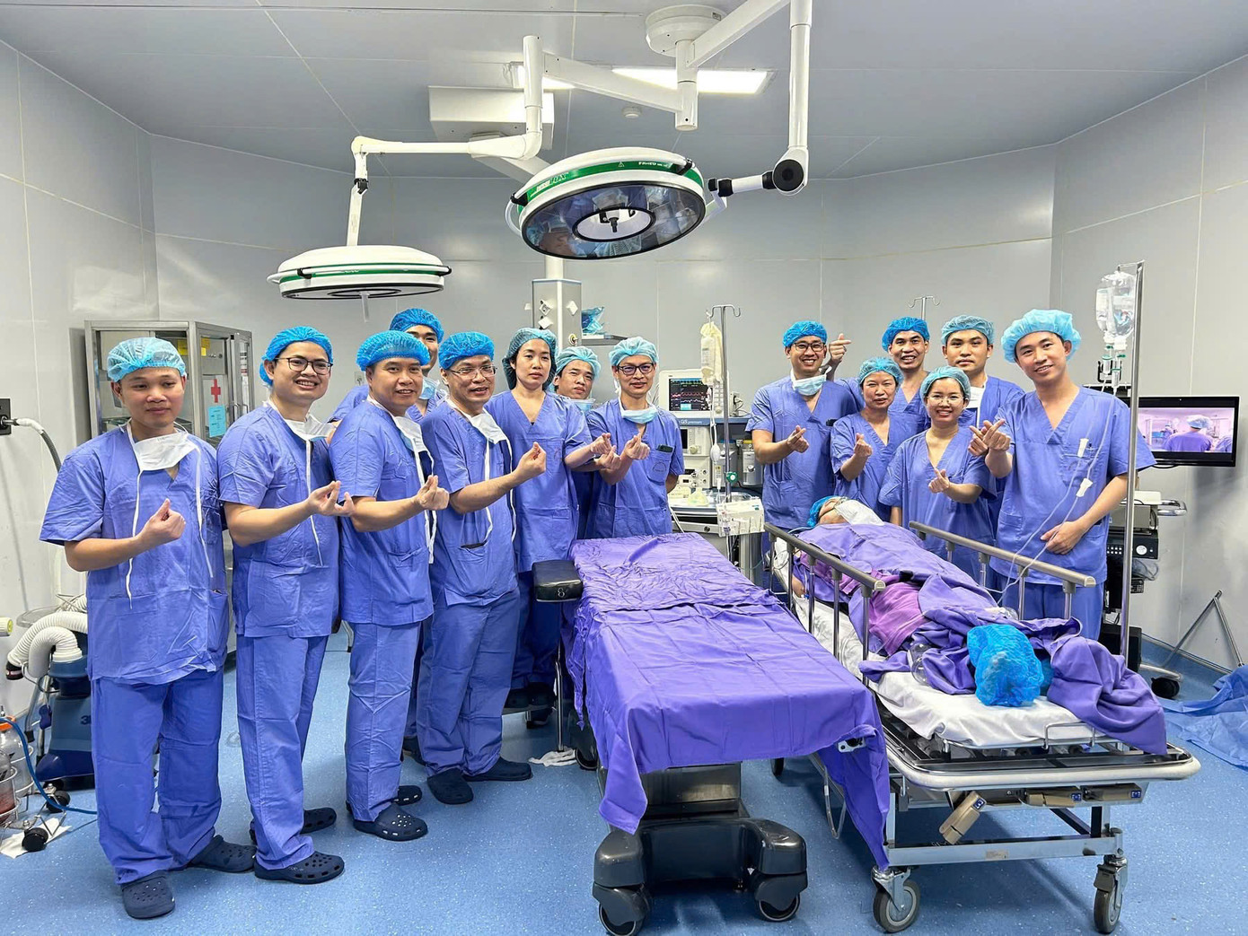 Đến thời điểm hiện tại, cả hai bệnh nhân đều đang có những dấu hiệu hồi phục tích cực, các chỉ số sinh tồn ổn định.