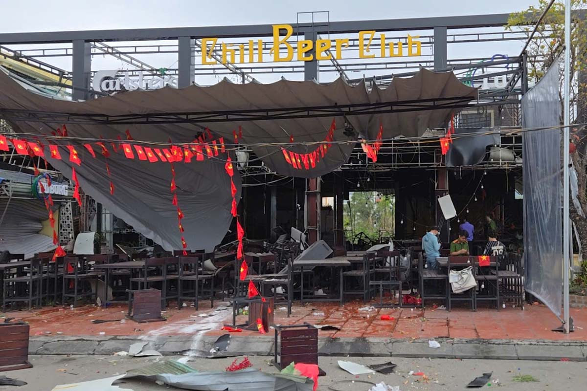 Vụ nổ khiến các vật dụng bay tung tóe. Vụ nổ khiến các vật dụng bay tung tóe.