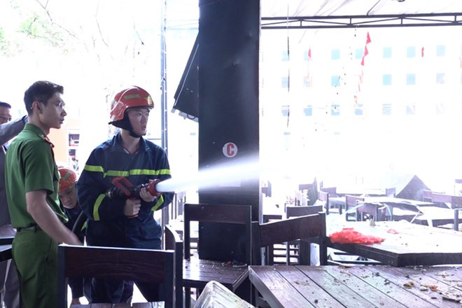 Lực lượng chức năng tiến hành dập lửa. Lực lượng chức năng tiến hành dập lửa.