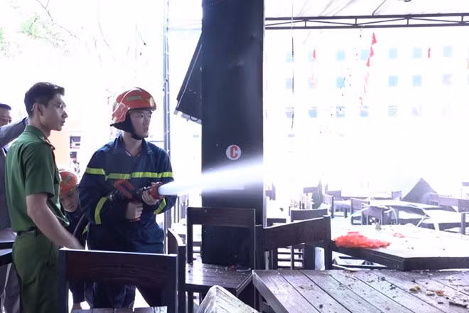 Lực lượng chức năng tiến hành dập lửa. Lực lượng chức năng tiến hành dập lửa.