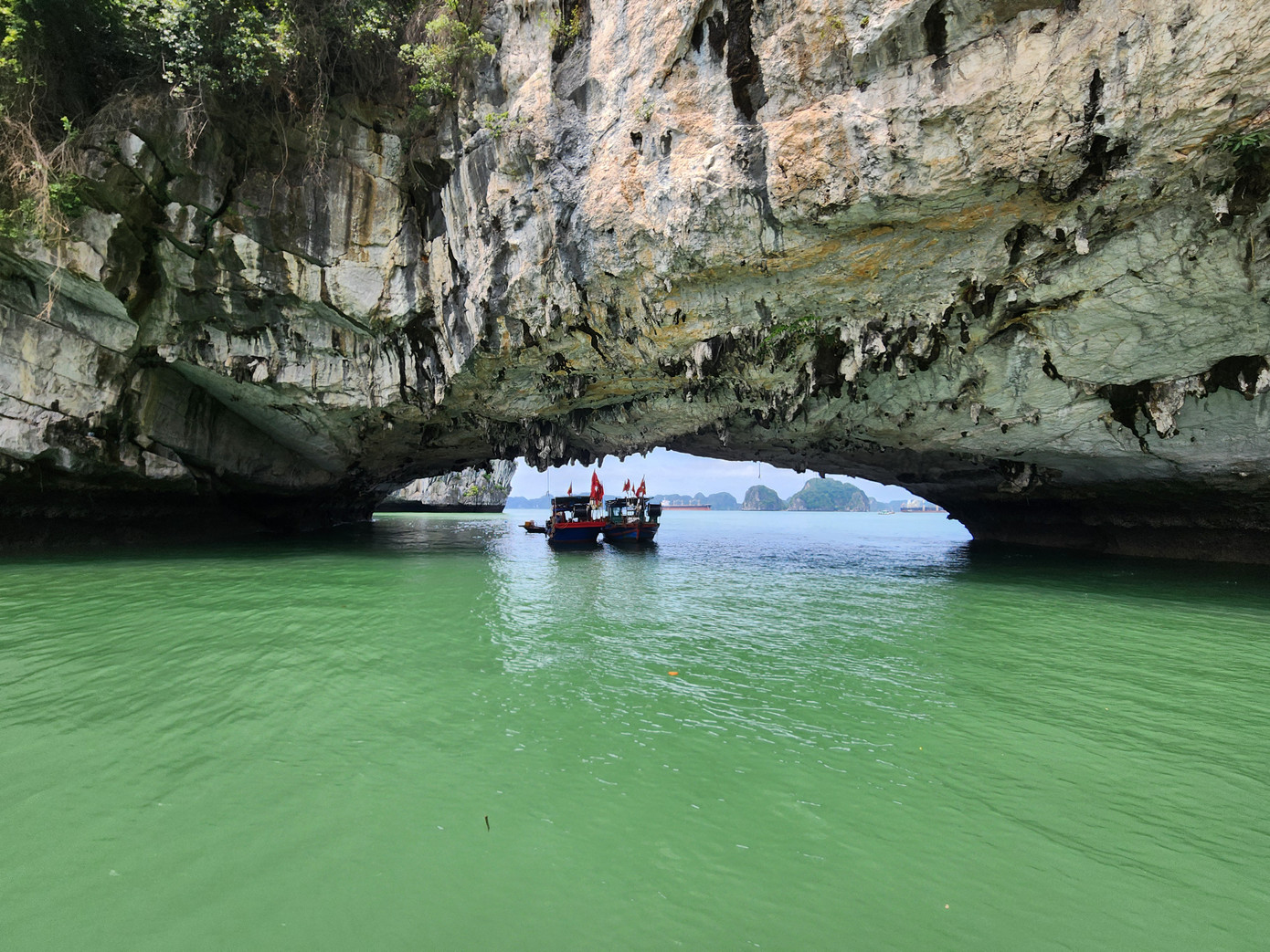 Hang xuyên thủy là chiếc cổng làng độc nhất vô nhị của làng chài cổ Vung Viêng trên vịnh Hạ Long.