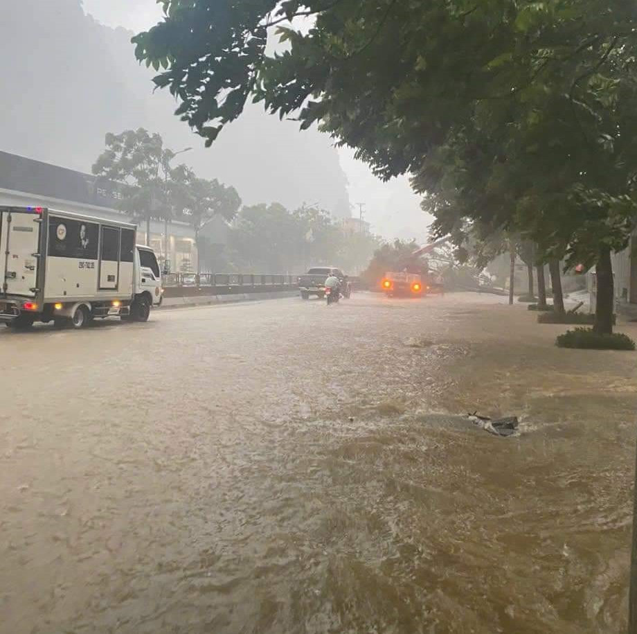 Một số tuyến đường ở TP Cẩm Phả cũng ngập sâu trong nước. Một số tuyến đường ở TP Cẩm Phả cũng ngập sâu trong nước.