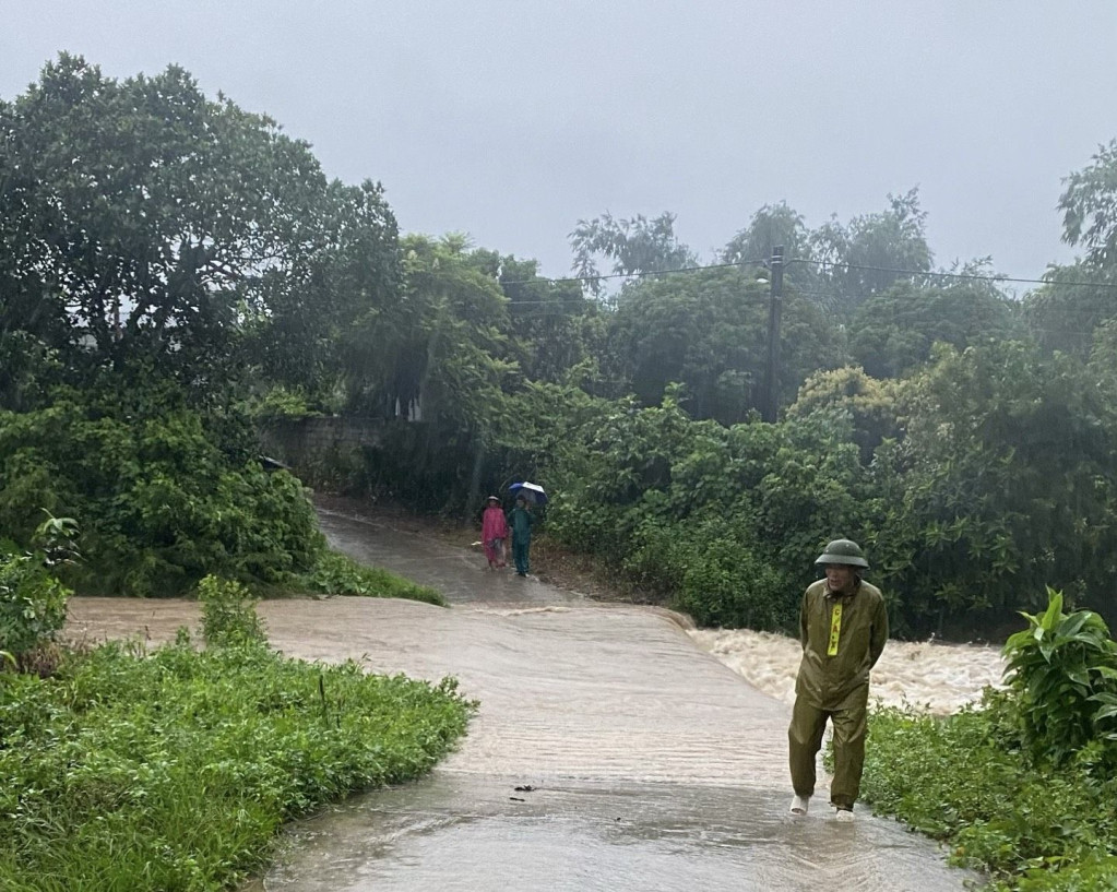 Bão số 2 đổ bộ Quảng Ninh: Hàng loạt cây xanh bị quật đổ, nhà dân sạt lở, ngập lụt ảnh 6 Bão số 2 đổ bộ Quảng Ninh: Hàng loạt cây xanh bị quật đổ, nhà dân sạt lở, ngập lụt ảnh 6
