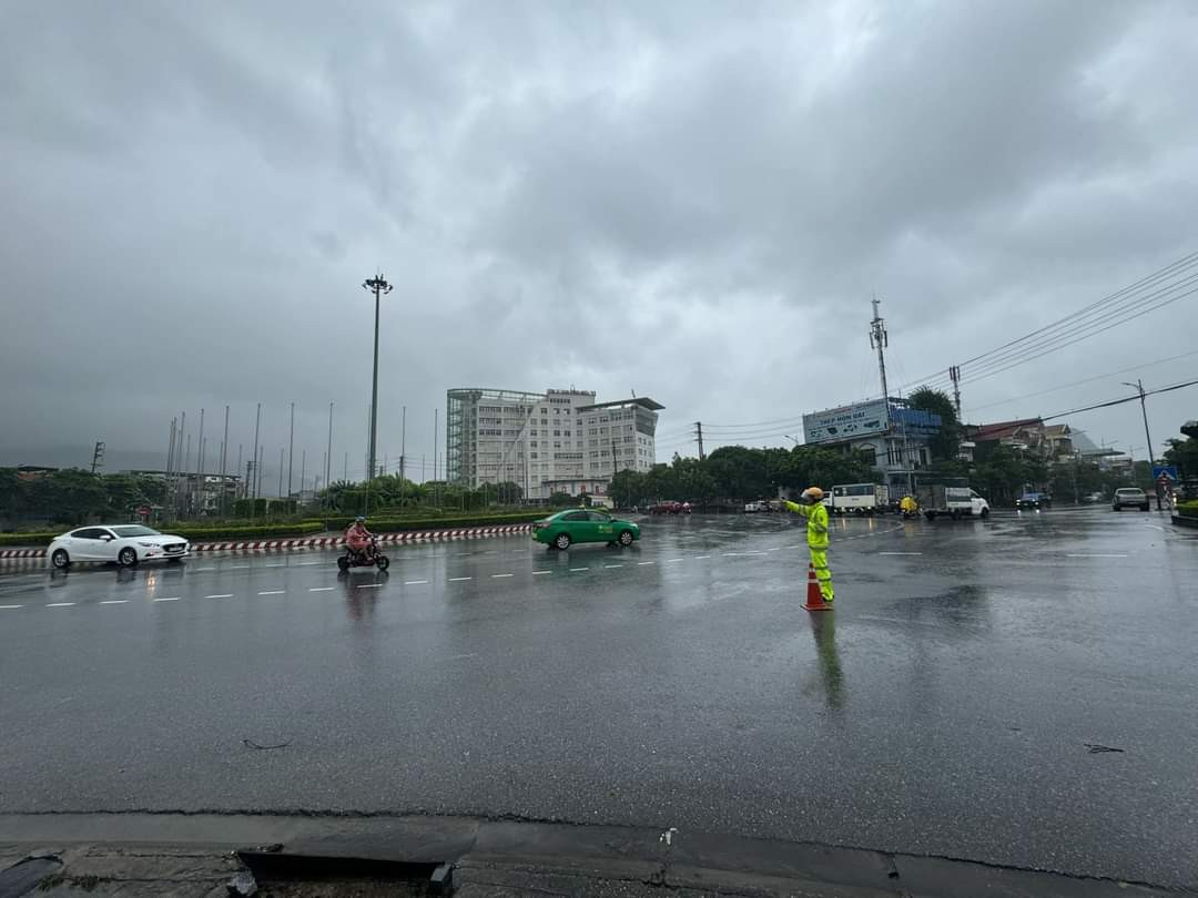 Lực lượng chức năng phải phân luồng giao thông tránh ùn tắc. Lực lượng chức năng phải phân luồng giao thông tránh ùn tắc.