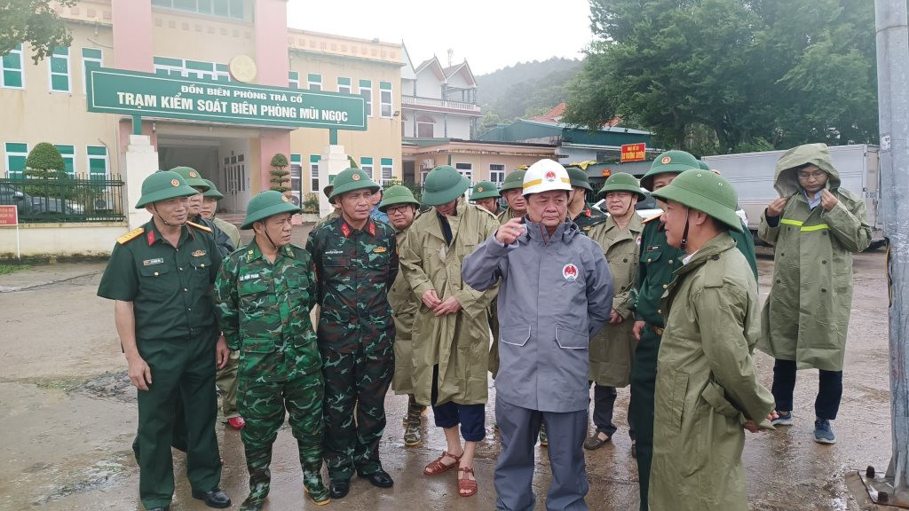 Bộ trưởng Lê Minh Hoan chỉ đạo phòng chống bão số 2 tại Móng Cái