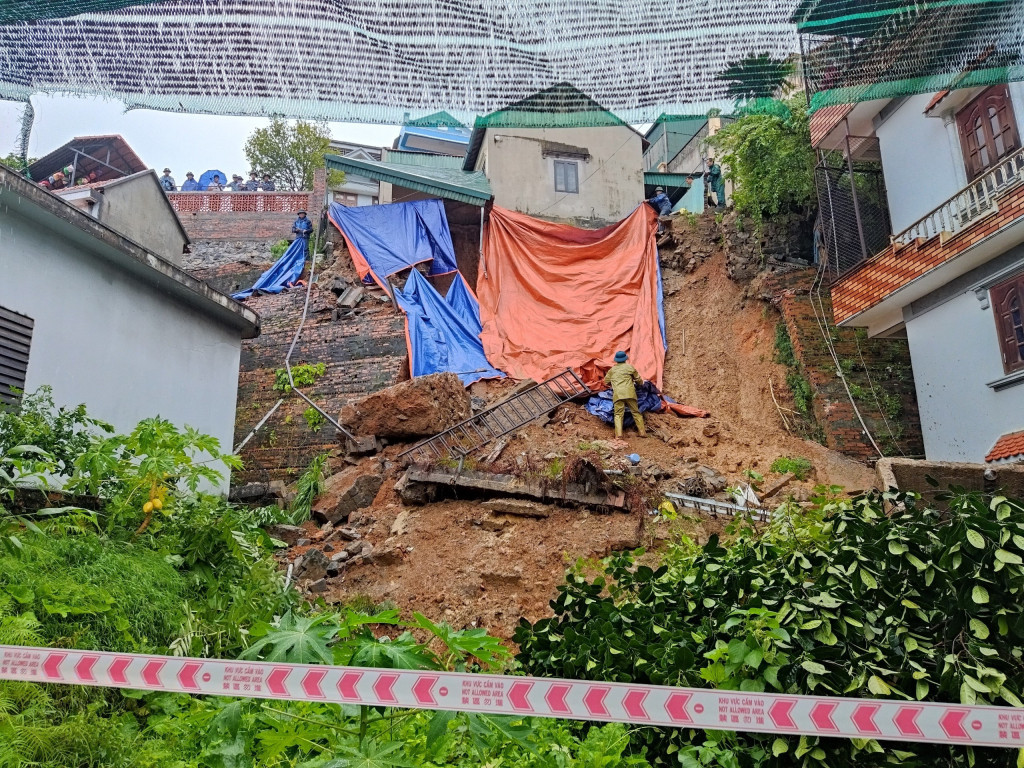 Bão số 2 đổ bộ Quảng Ninh: Hàng loạt cây xanh bị quật đổ, nhà dân sạt lở, ngập lụt ảnh 3 Bão số 2 đổ bộ Quảng Ninh: Hàng loạt cây xanh bị quật đổ, nhà dân sạt lở, ngập lụt ảnh 3