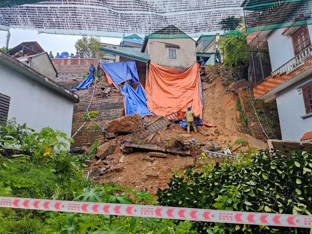 Bão số 2 đổ bộ Quảng Ninh: Hàng loạt cây xanh bị quật đổ, nhà dân sạt lở, ngập lụt ảnh 3