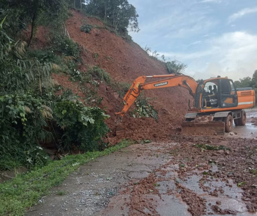 Bão số 2 đổ bộ Quảng Ninh: Hàng loạt cây xanh bị quật đổ, nhà dân sạt lở, ngập lụt ảnh 5