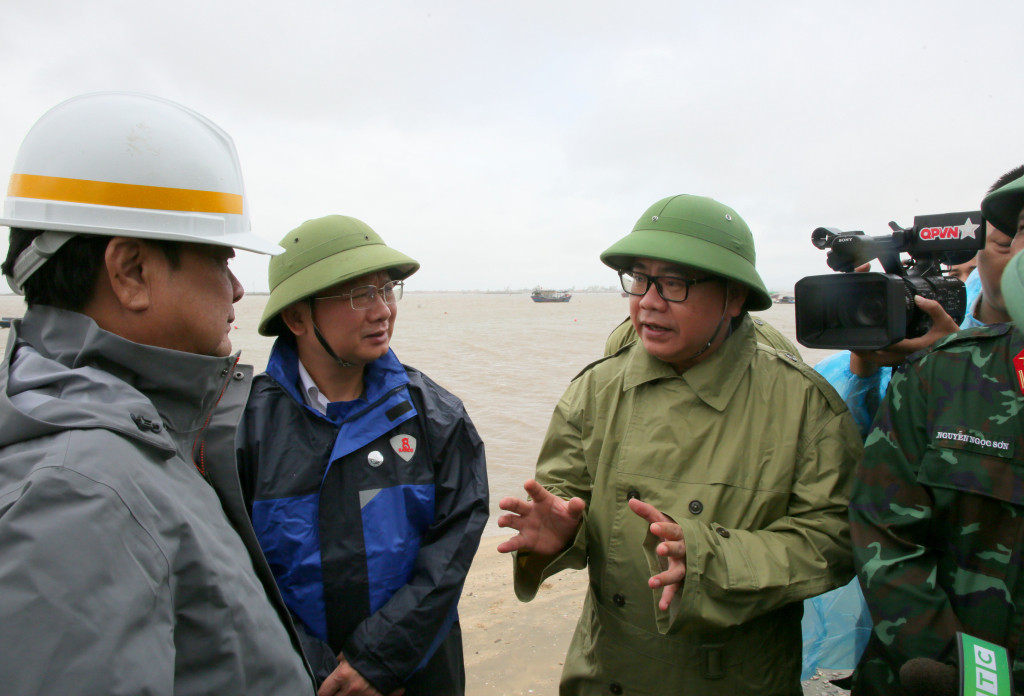 Lãnh đạo tỉnh Quảng Ninh báo cáo tình hình mưa bão với Bộ trưởng Lê Minh Hoan.